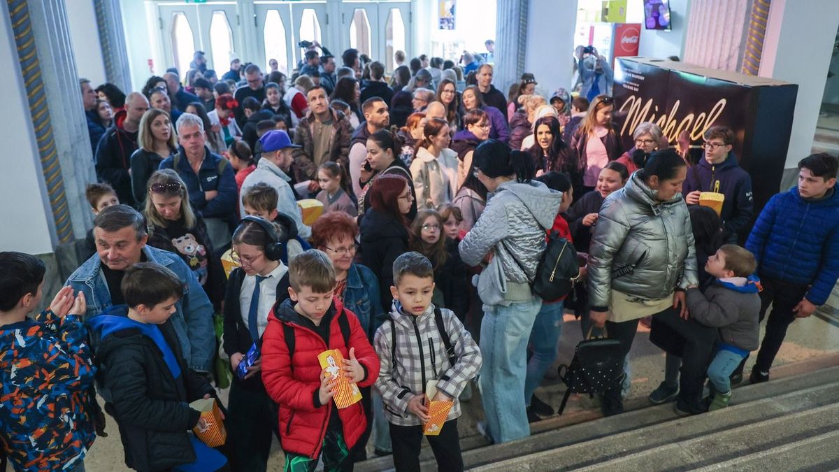 Ingyen mozizással szereztek több száz gyereknek örömöt a bohócdoktorok – galériával