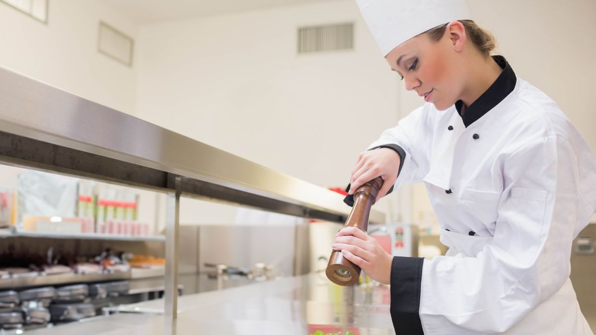 Penészes hűtők, gyanús tojások: súlyos árat fizettek a szabályszegő vendéglátósok