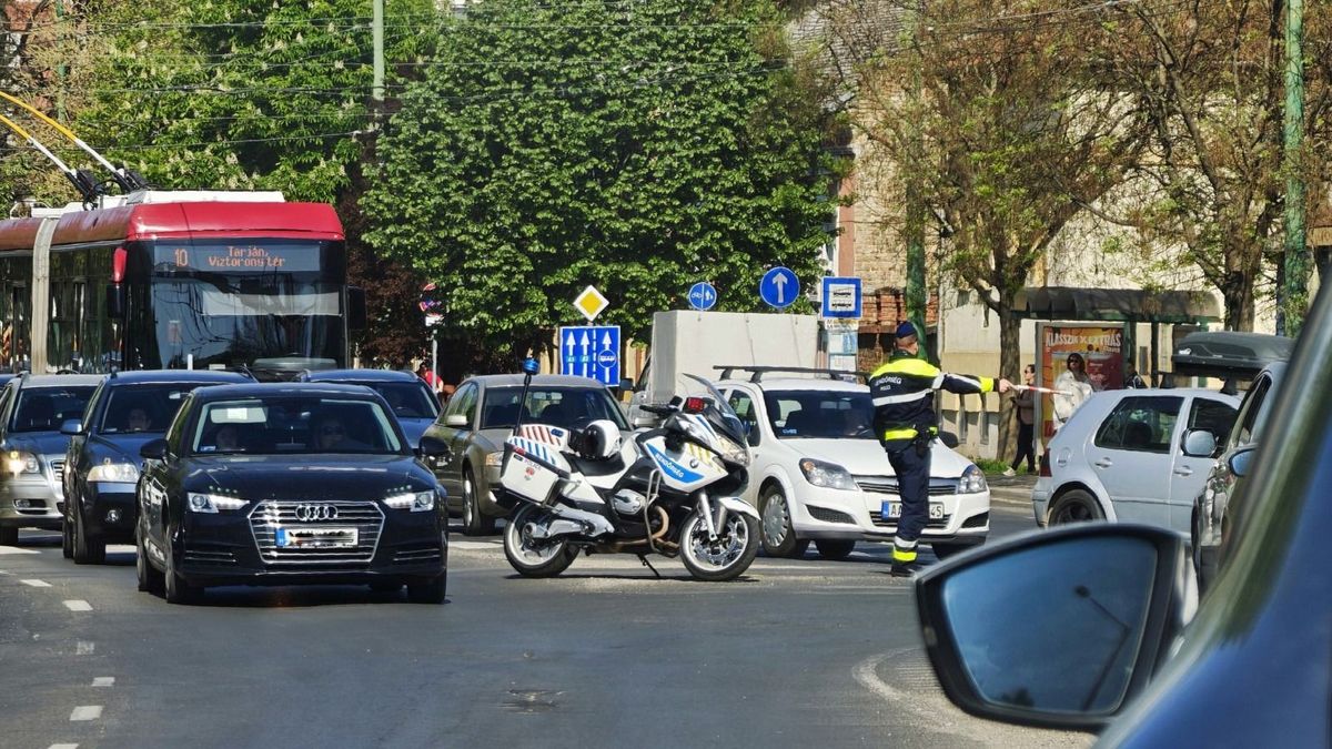 Hatalmas a torlódás Szegeden, motoros rendőrök segítik a forgalmat