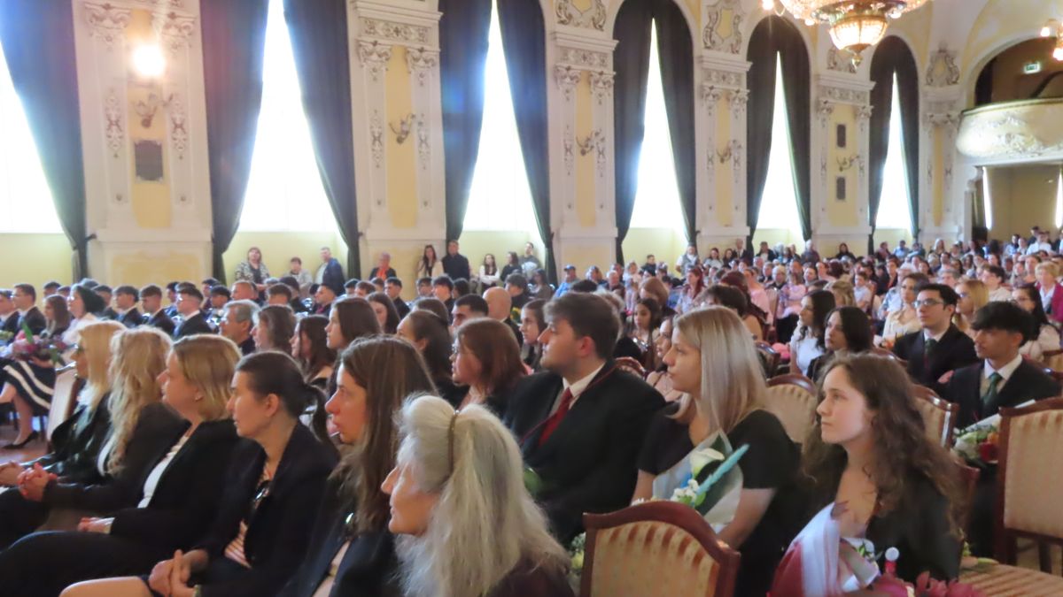 Tarisznyával a vállukon búcsúztak: elballagtak a Corvin végzős diákjai