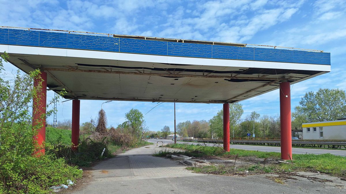 Urbex: naponta több ezren látják, szellembenzinkút a 47-es főút mellett