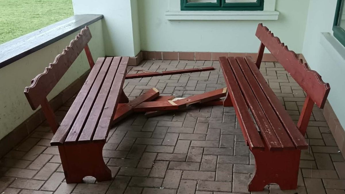 Szétverték a padokat, asztalokat a vendéglő teraszán – meglesznek a tettesek?