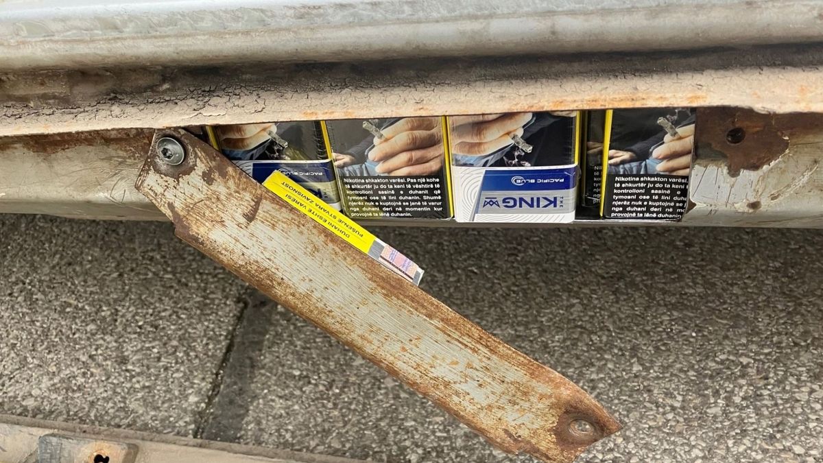 Milliós bírság vár a sofőrre: több tízezer szál cigarettát találtak egy trükkösen átalakított autóban