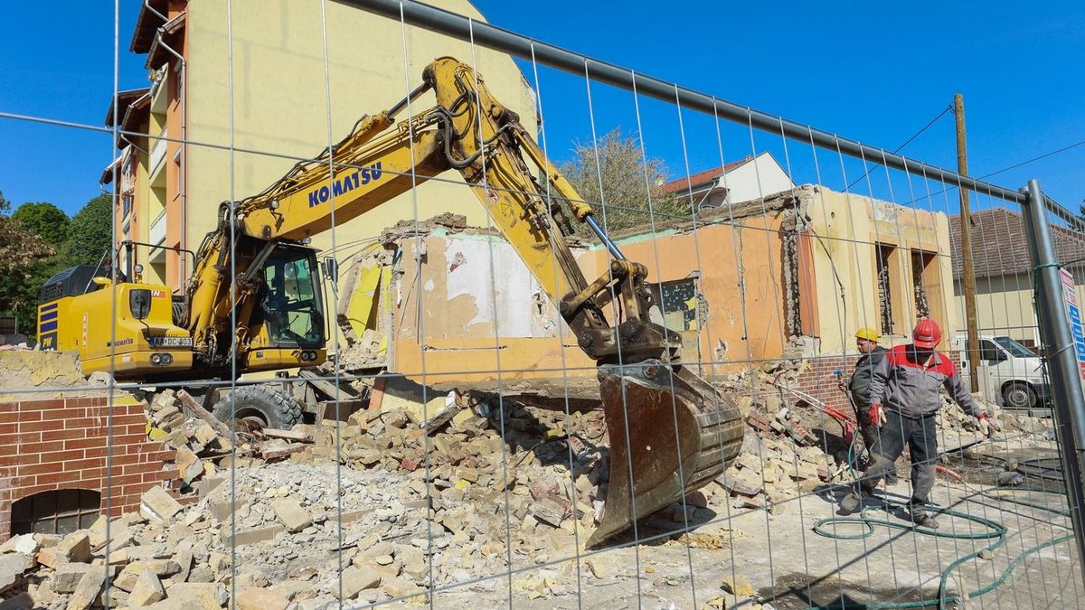 Egy korszak véget ért, eltűnt a Rózsafa söröző épülete – galériával