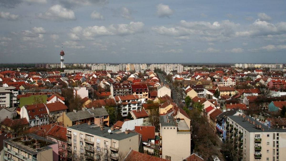 Egy tapétavágó is előkerült éjszaka Szegeden, életveszélyes sérülés lett a vége