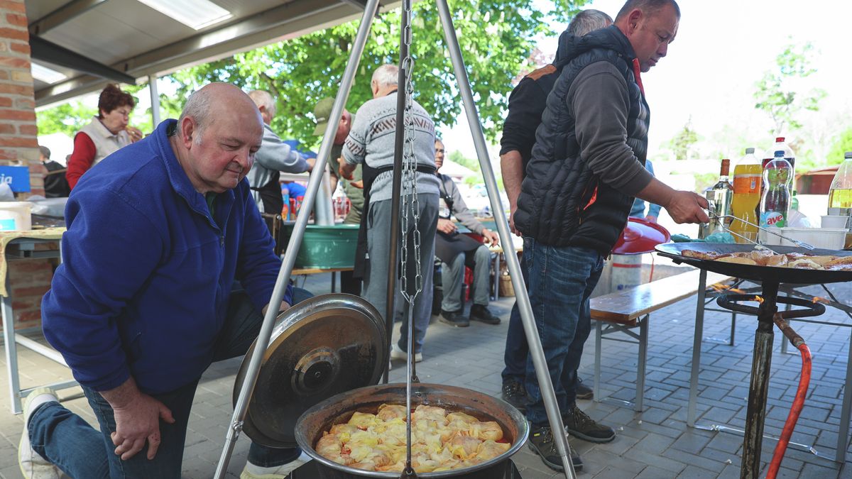 Még a pecások is sertésből készítették szombaton az ebédet Sándorfalván