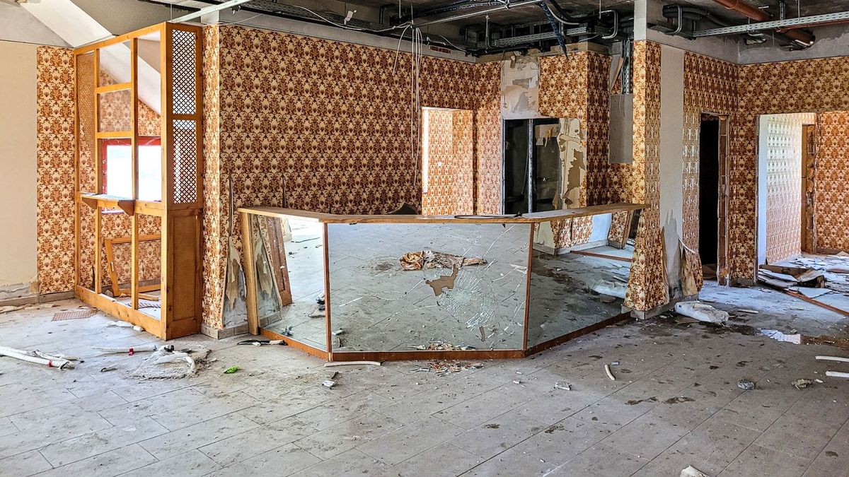 Óriás galéria: elhagyatott kaszinó az Alföldön: ahol egykor hajnalig szólt a zene