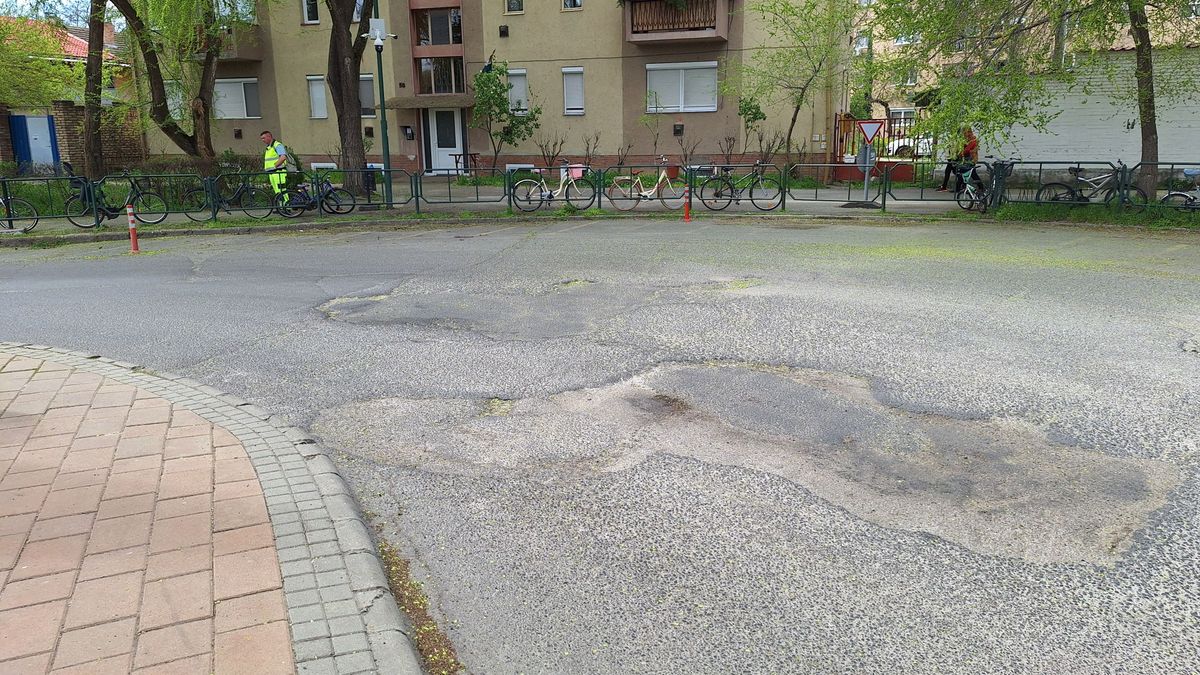 Nyaktörő mutatvány lett a gyaloglás a pályaudvaron