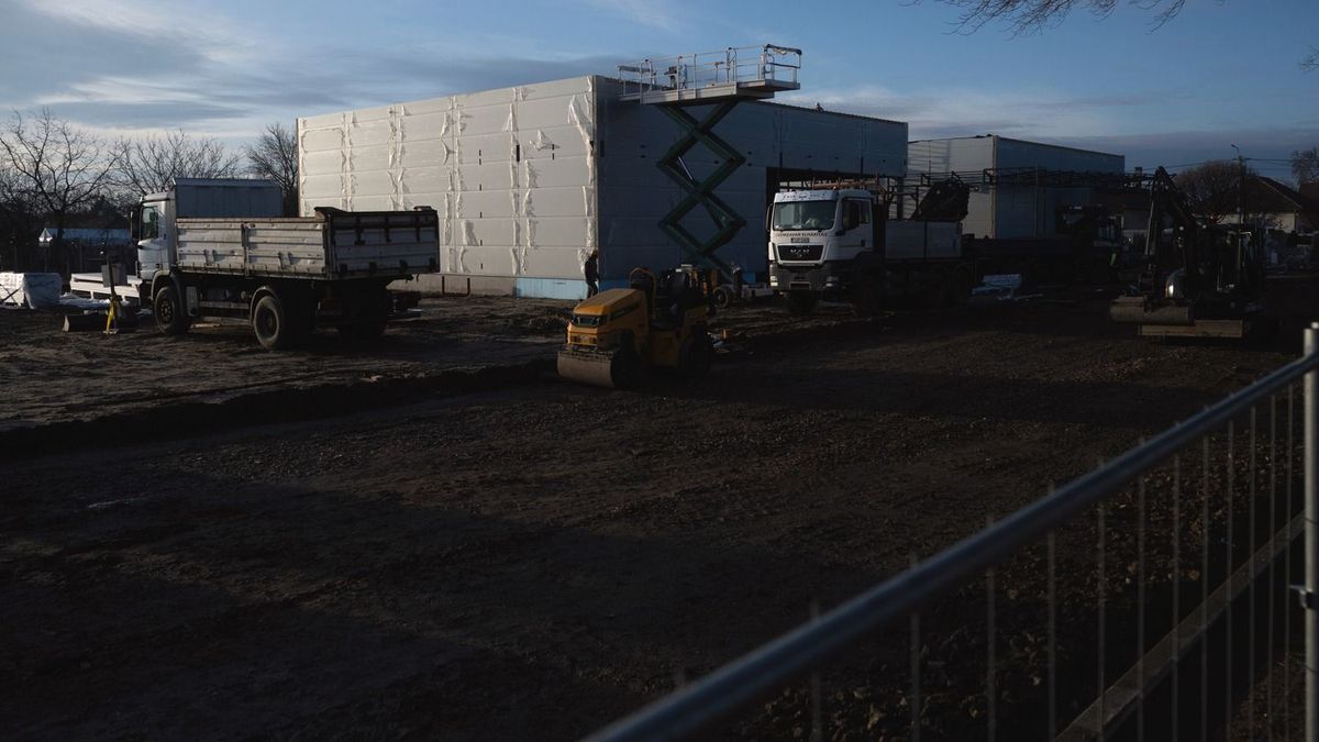 Már nem kell sokat várni: átadták a kulcsokat, kiderült, mikor nyithat a sándorfalvi üzlet