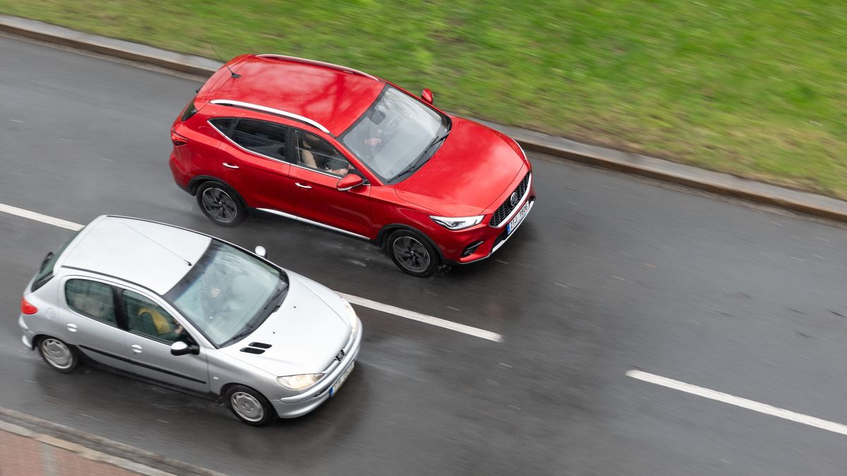 Szabad jobbról előzni? A KRESZ és az új szabályok, amikről minden autósnak tudnia kell