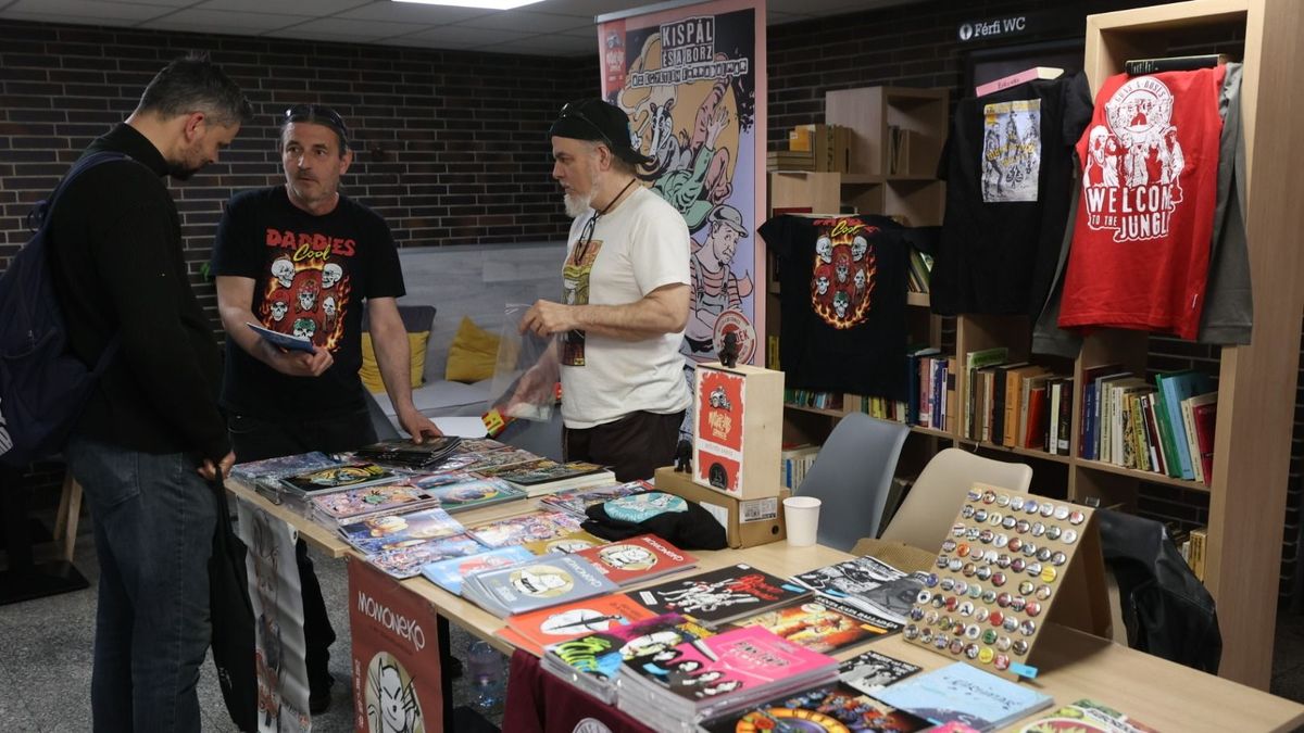 Zsúfolásig megtelt a könyvtár alagsora, még a lökött macskás csajszi is ezen a börzén vásárolt – videóval