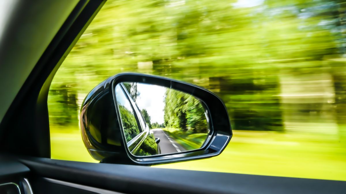 Rejtélyes támadások az autók visszapillantó tükrei ellen – kiderült, mi áll a háttérben