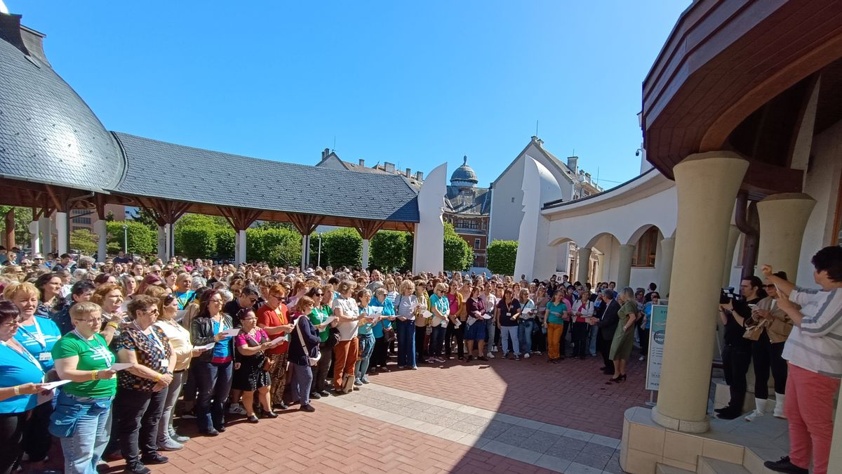 Hétszáz énekes lepte meg Makót vasárnap reggel – flashmob szvinggel és dzsesszel