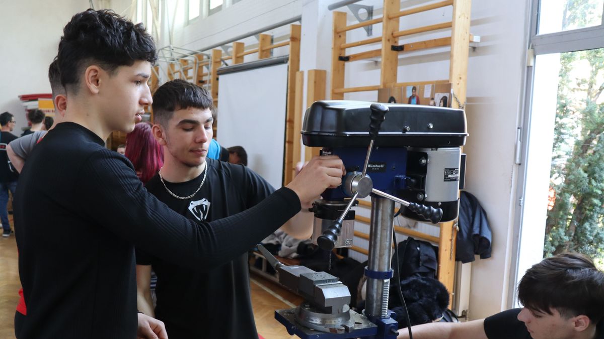 Zsúfolásig telt a csarnok: a pályaorientációs napon diákok és cégek találtak egymásra