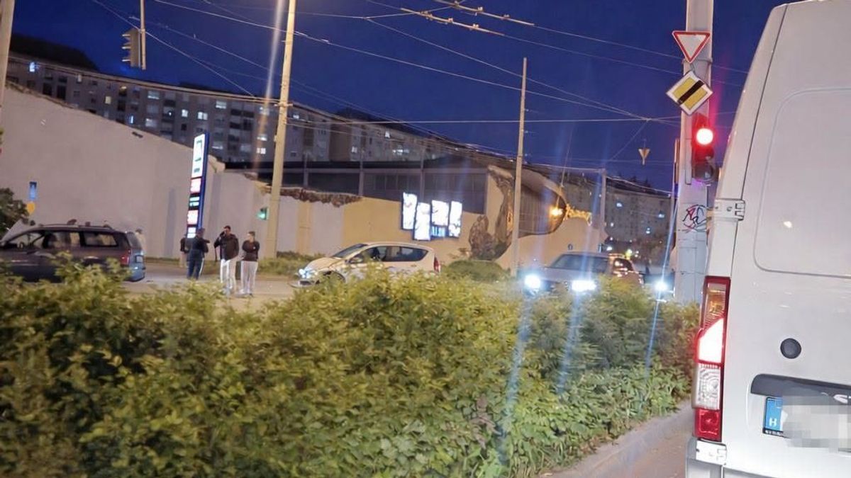 Esti káosz Szegeden: karambol miatt rendőr irányítja a forgalmat