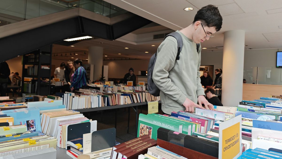 Kincsvadászat indult Szegeden: fillérekért viszik a könyveket