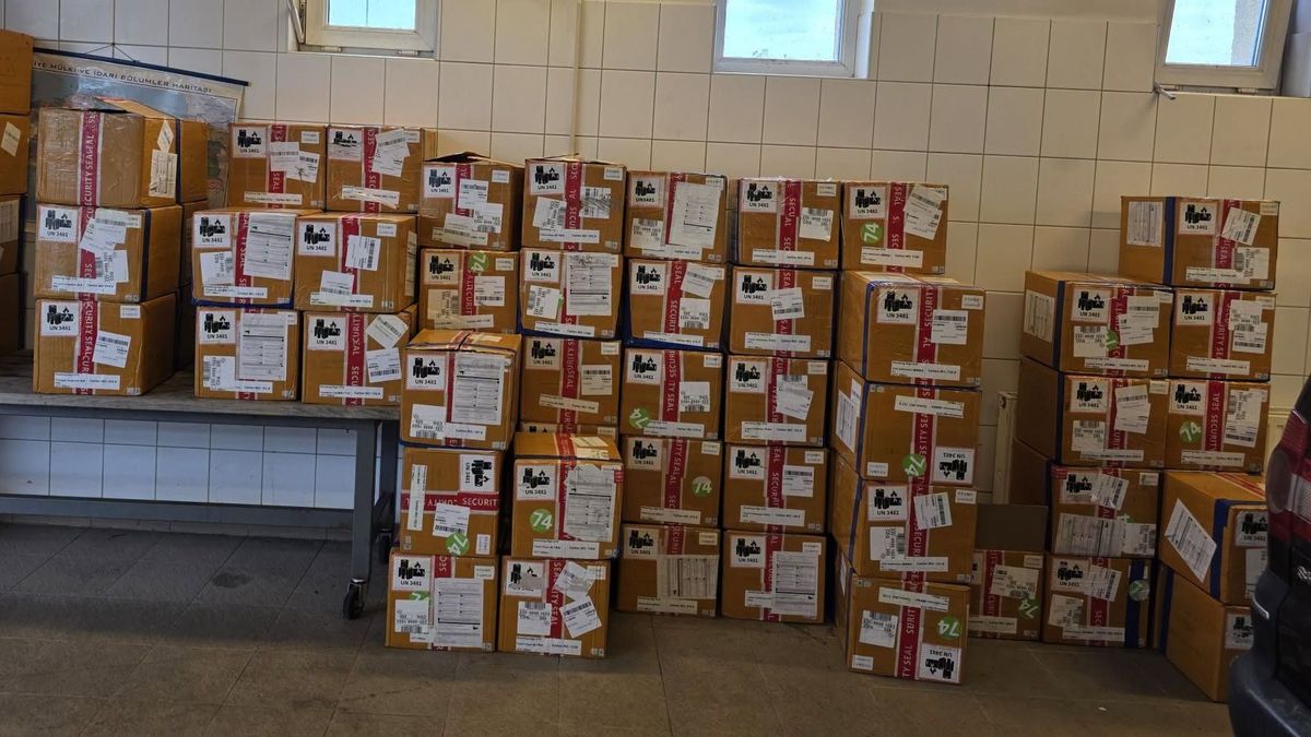 A pénzügyőrök nem hittek a szemüknek: több mint tizennégyezer Elf Bar került elő Röszkénél