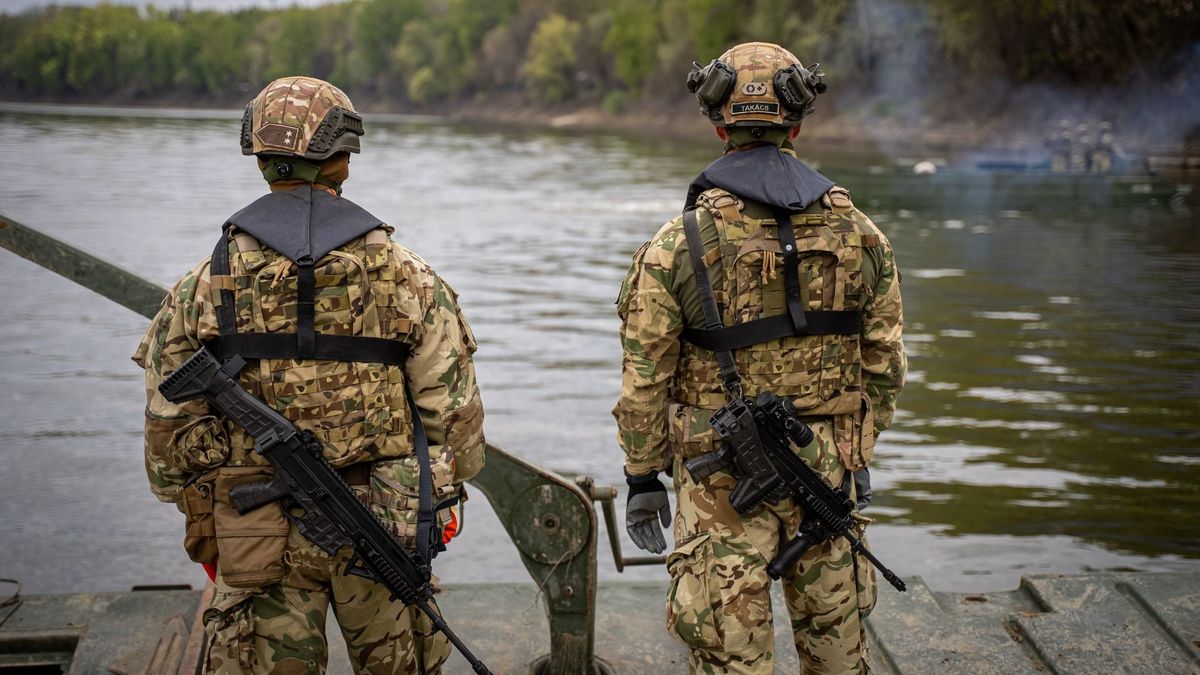 Hatalmasat csobbant a monstrum: különleges erők jelentek meg a szentesi Tisza-parton