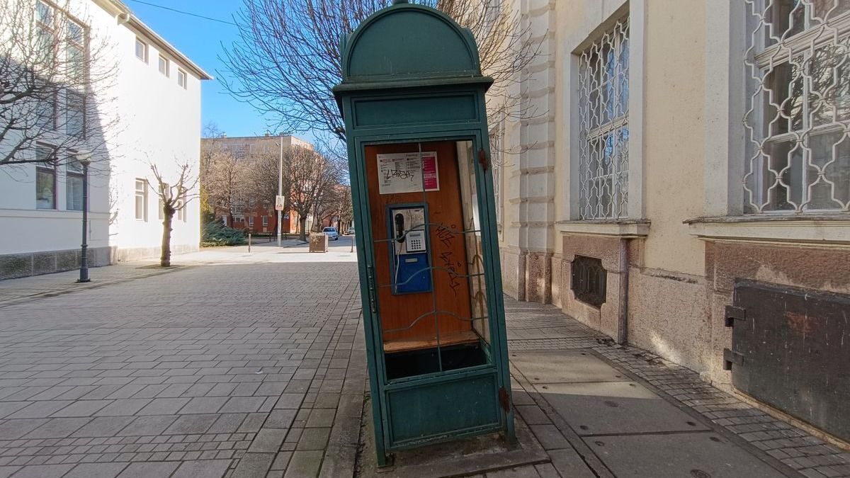 Már éppen kultikus látványosság lett volna belőle, amikor elvitték a makói ferde telefonfülkét