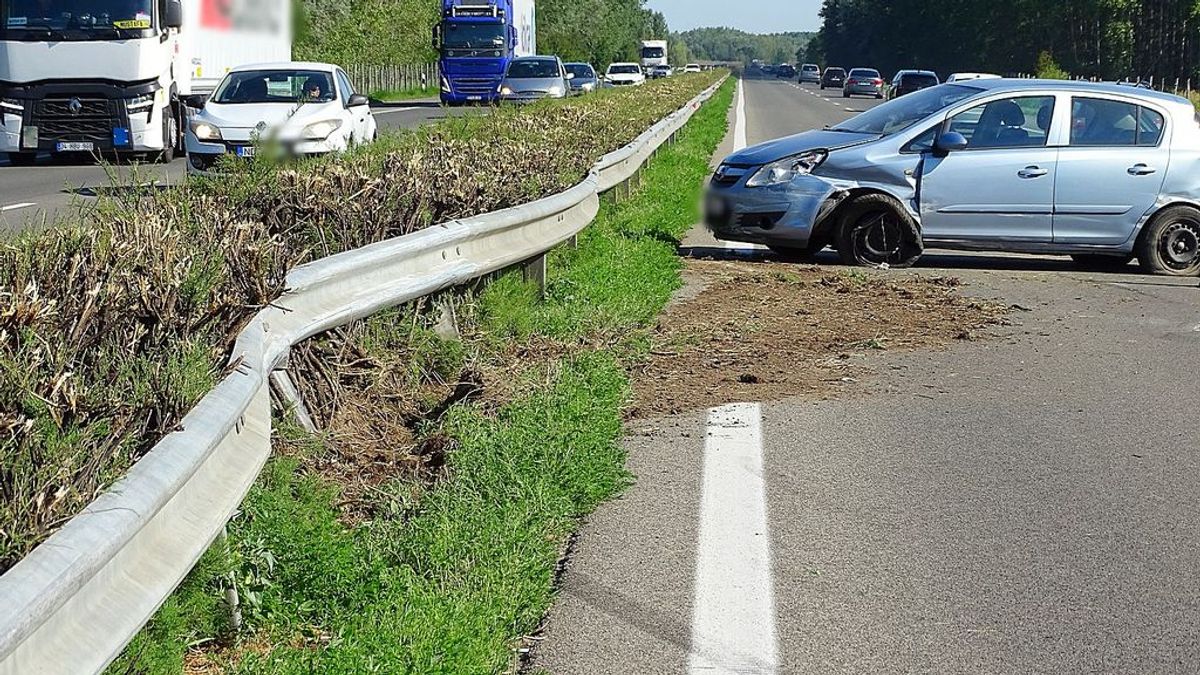 Szalagkorlátnak csapódott egy gépkocsi a 47-es főúton, félpályás korlátozás van érvényben