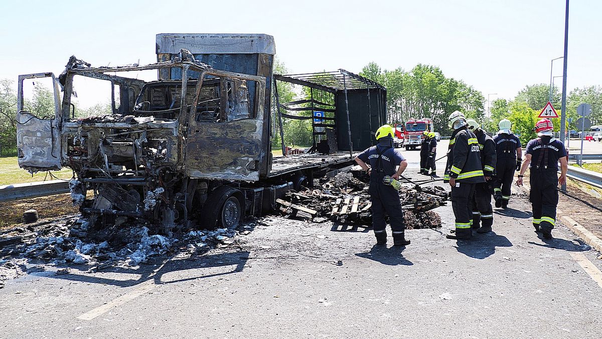 Pokoli tűz pusztított az M5-ösön, lángoló kamion bénította meg a forgalmat (galéria)