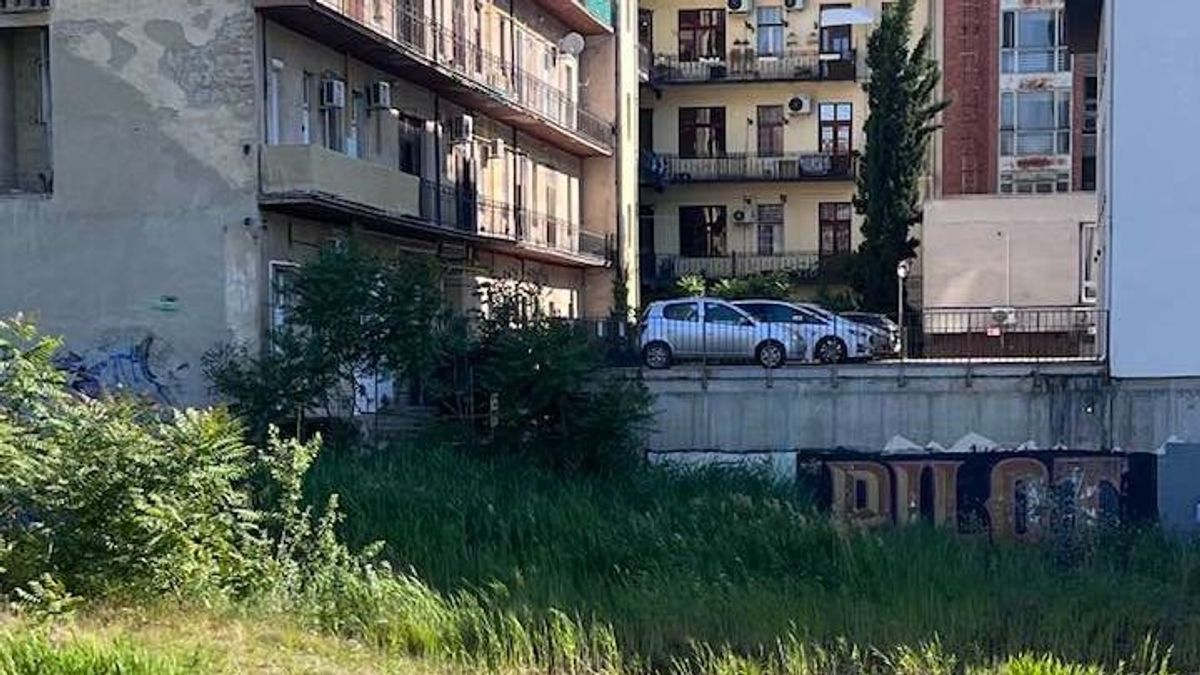 Nem mindennapi látvány a Cenrum-gödör vízén, egy csónakot kaptak lencsevégre