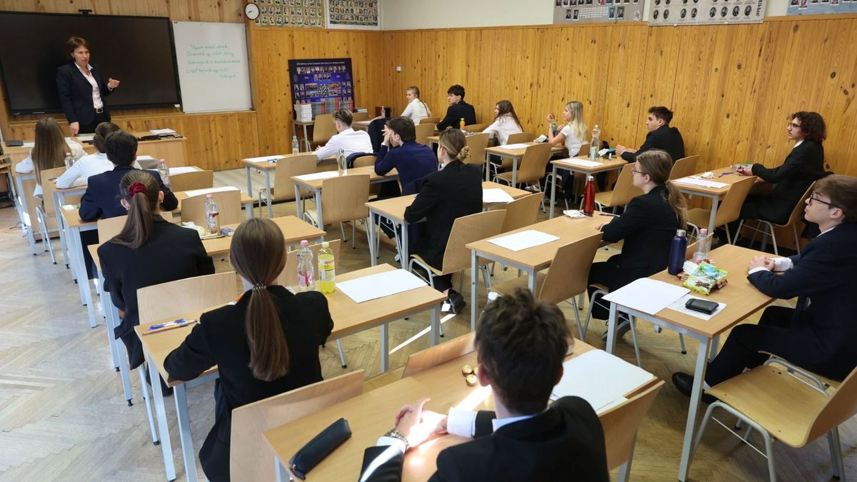 Folytatódik a 2026-os érettségi vizsgaidőszak, kedden a matematikával kell megküzdeniük a diákoknak
