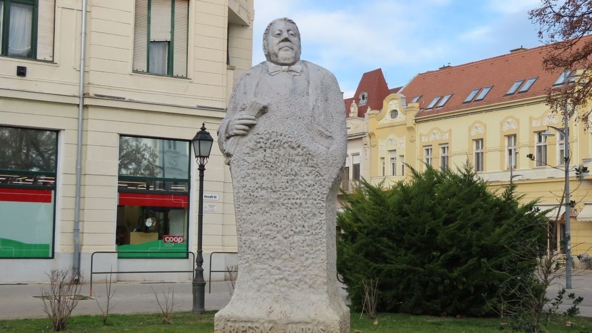 Az már biztos, hogy a Rapcsák-szobor megy, de az még kérdéses, hogy pontosan hova