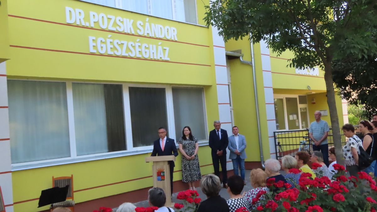 Így tisztelegnek Szegváron a szeretett háziorvos emléke előtt