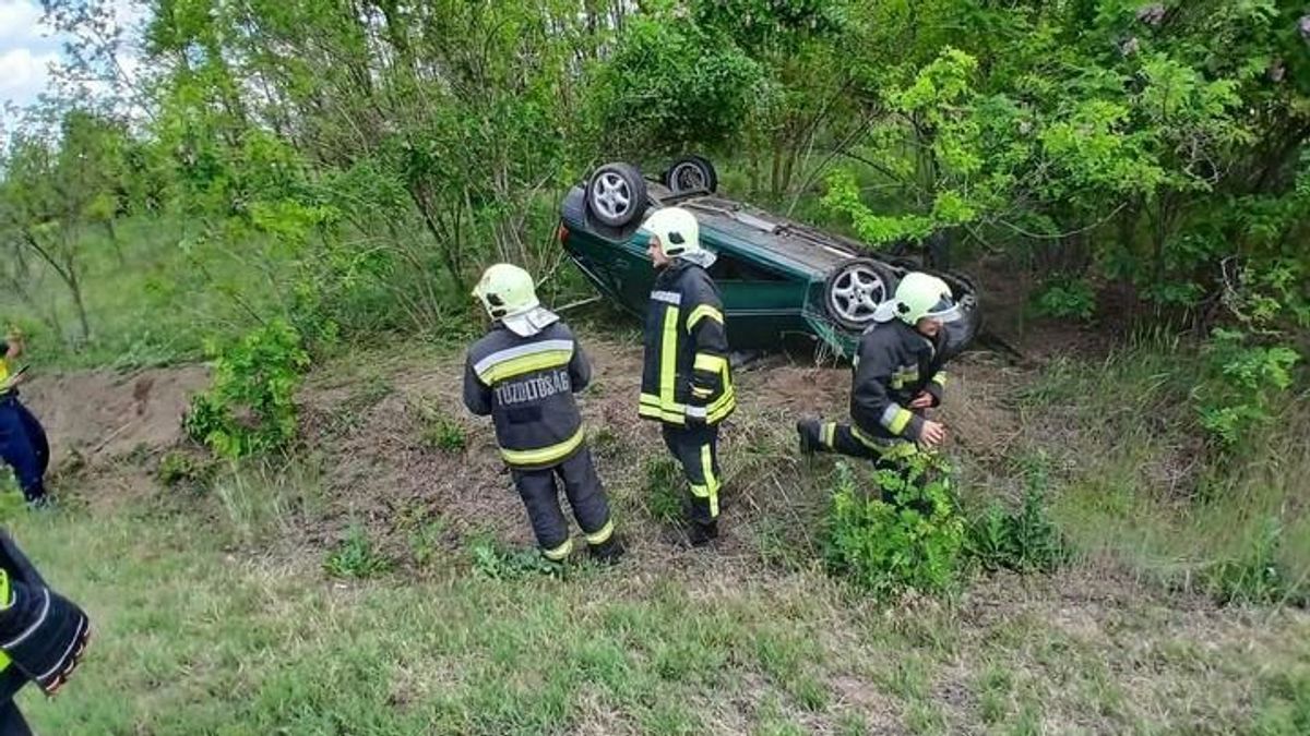Árokban kötött ki egy autó az 55-ös főúton