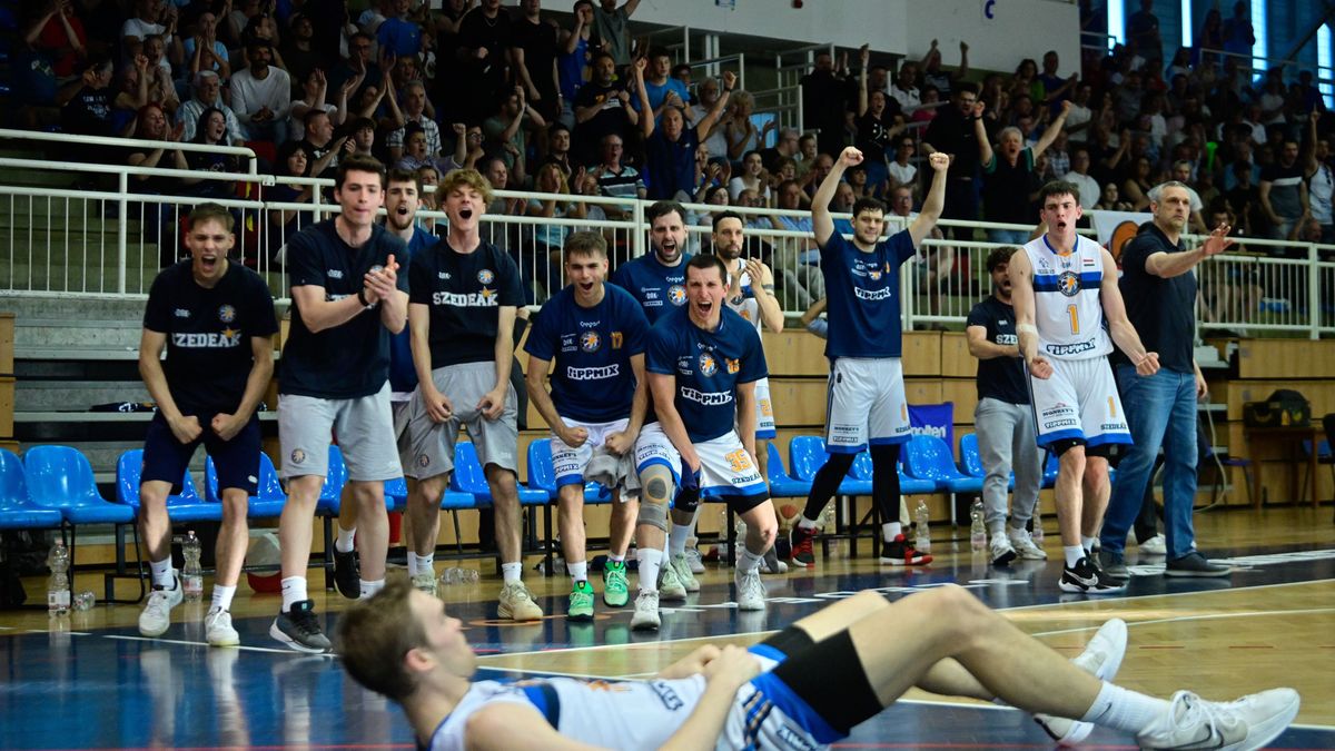A Szedeák becsapta maga mögött a kaput, bennmaradt az első osztályban