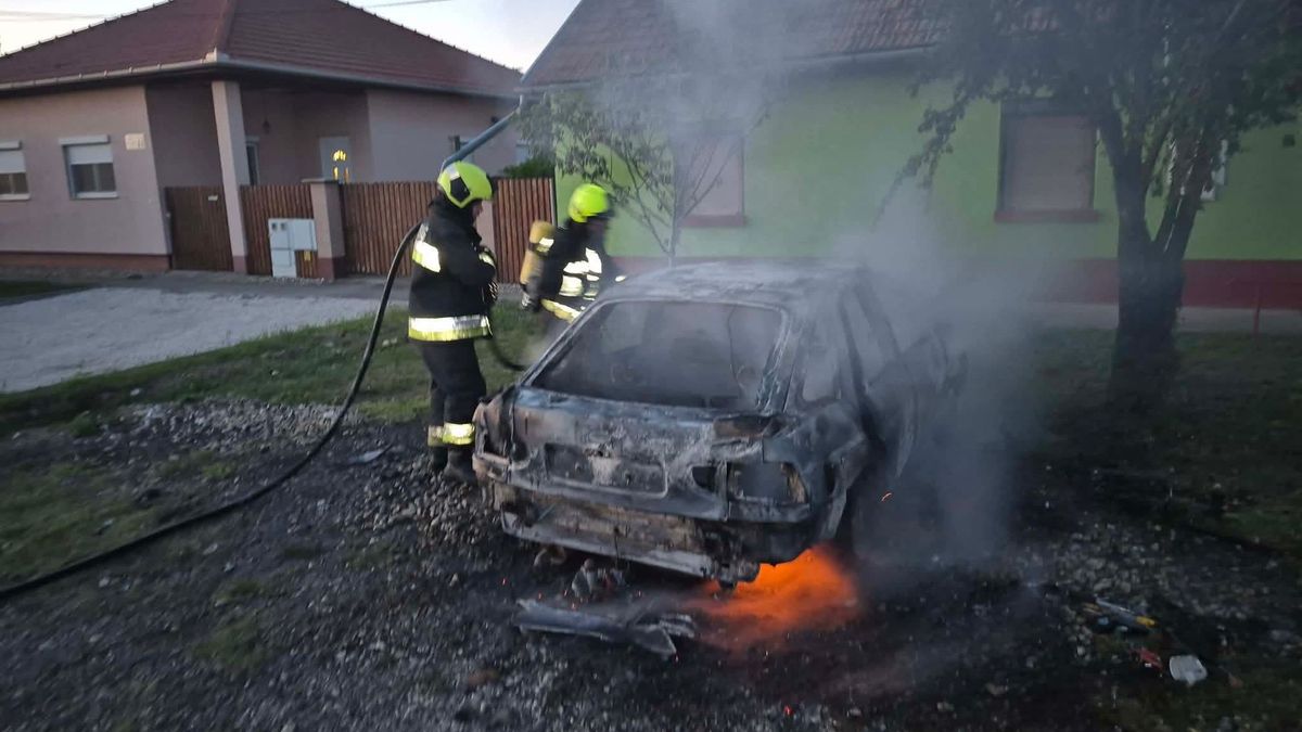 Sűrű füst és lángok csaptak fel egy autóból Sándorfalván, gyorsan a helyszínre érkeztek a tűzoltók