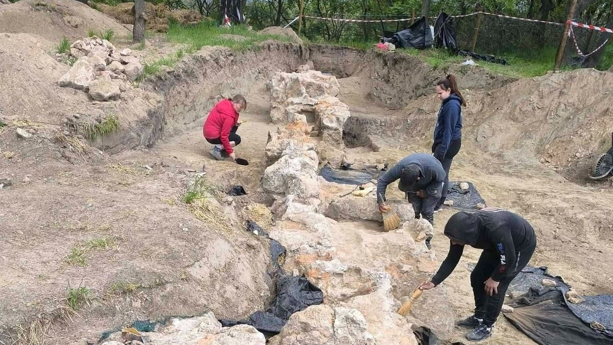 Hatalmas falak bukkantak elő a föld alól: a szőregi monostordomb makacsul őrzi titkait