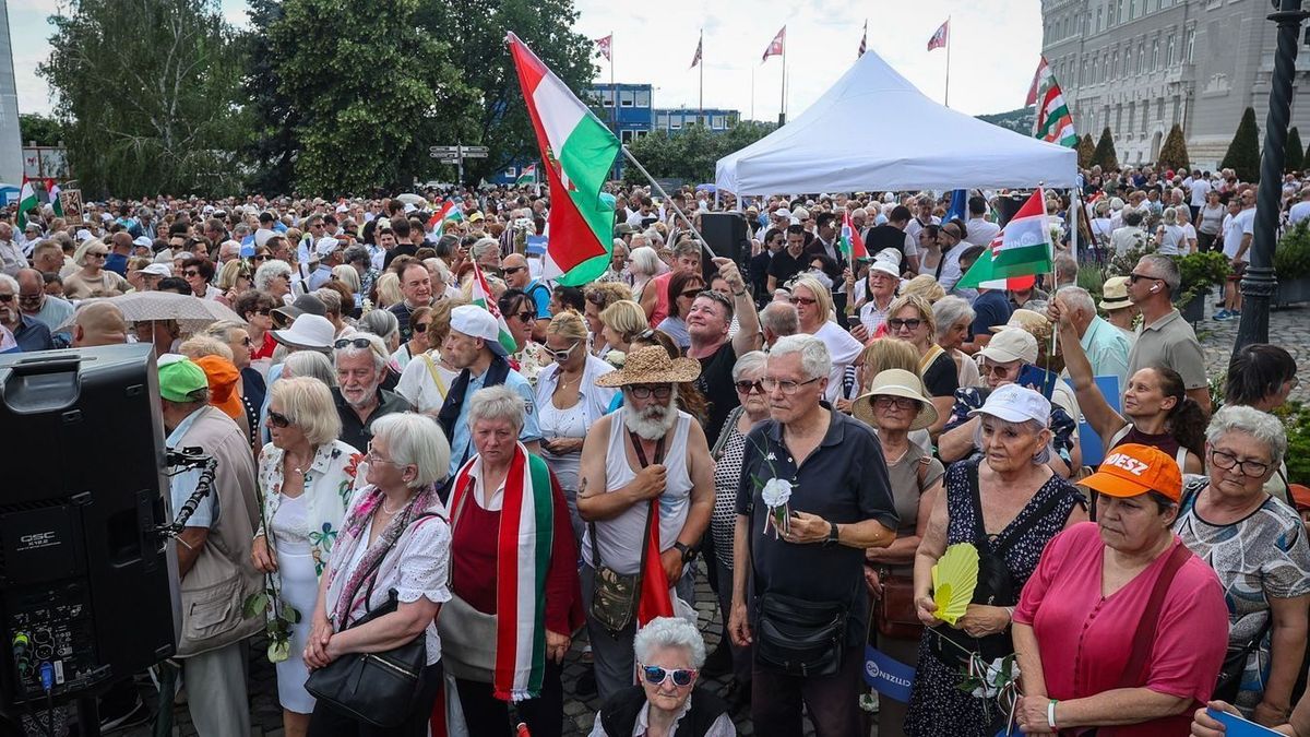 Elkezdődött a szimpátiatüntetés a Sándor-palotánál – Kövesse