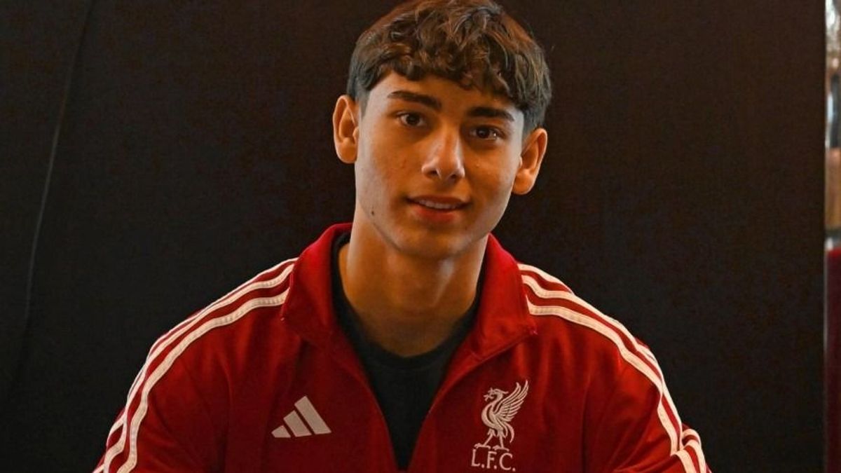 Klublegenda társaságában írt alá új szerződést a Liverpool szegedi fiatalja