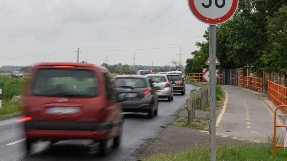 Rejtélyes molinó bukkant fel az út mellett, megrázó történet áll mögötte