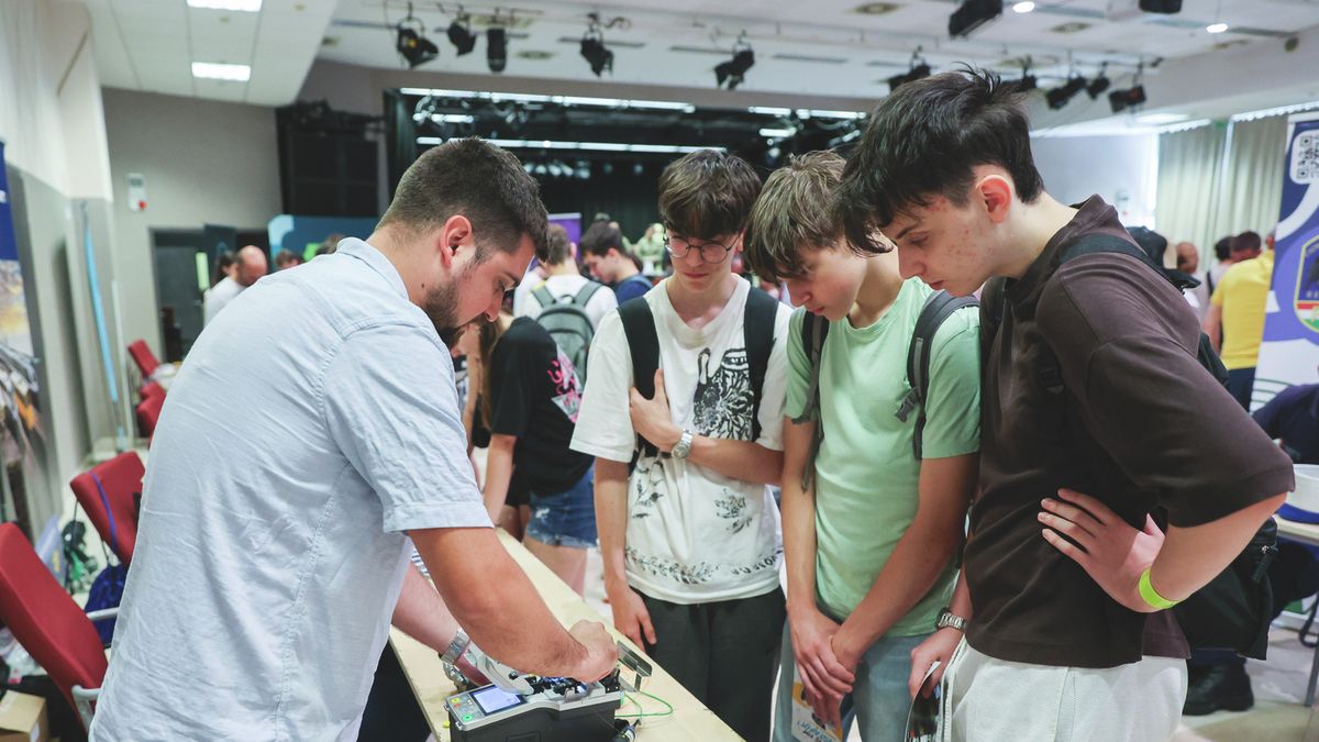 VR-szemüveg, bilincsek és lövészet: nem mindennapi módon kés