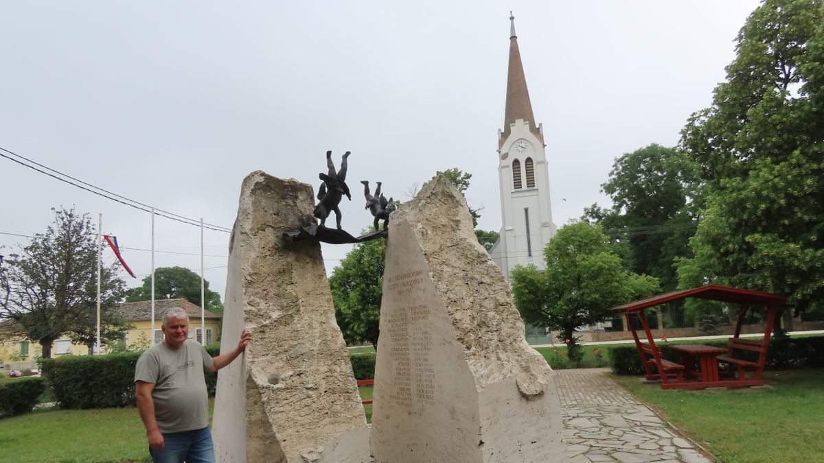 Fényben úszik az emlékmű, új parkolók és megújult főtér várj