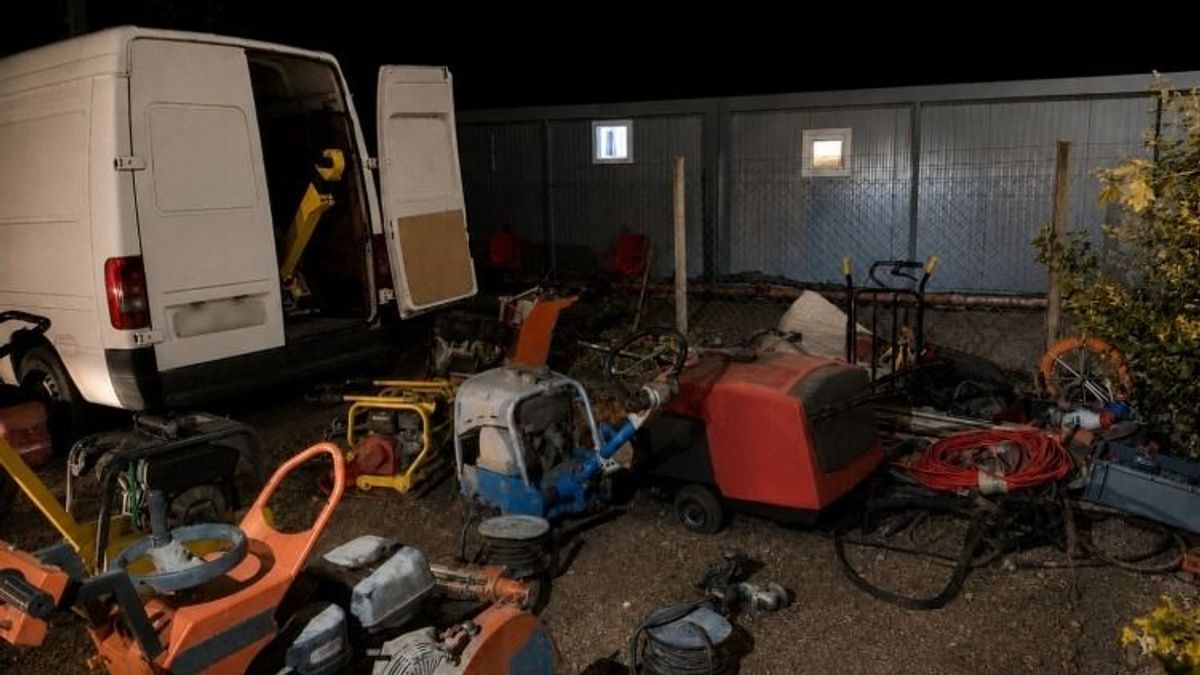 Milliós zsákmány bukott le a határnál, körözött munkagépeket találtak egy furgonban