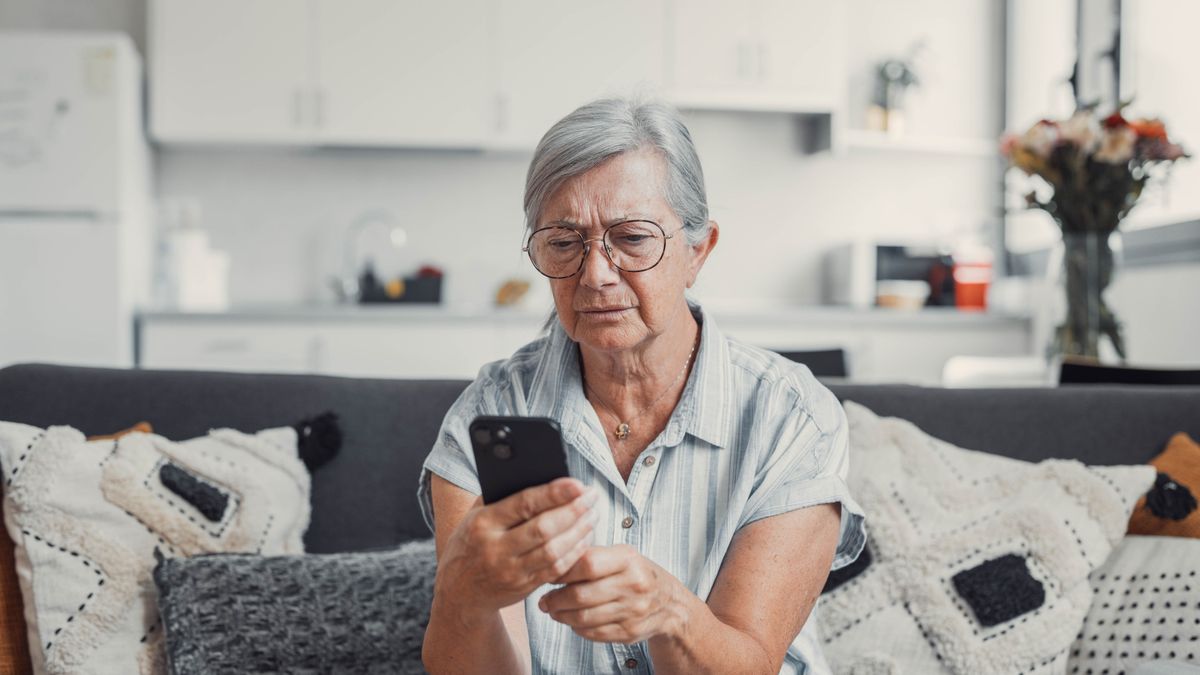 Egy telefonhívás, és milliók tűnhetnek el – új csalási módszerre figyelmeztet a rendőrség
