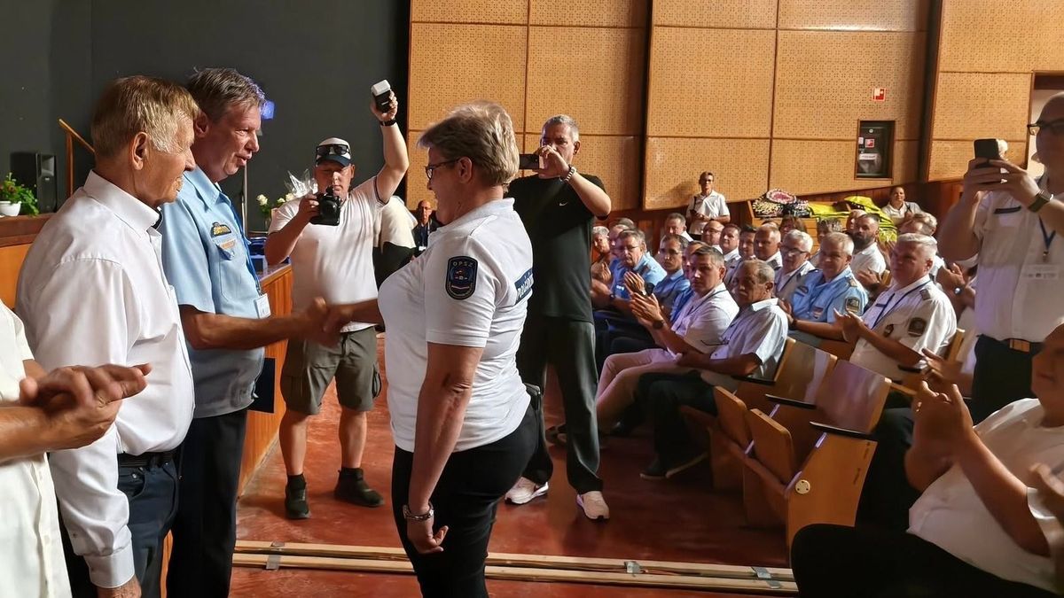 Emlékérmek és egy címeres pajzs: hat Csongrád-Csanád vármegyei polgárőr kapott elismerést