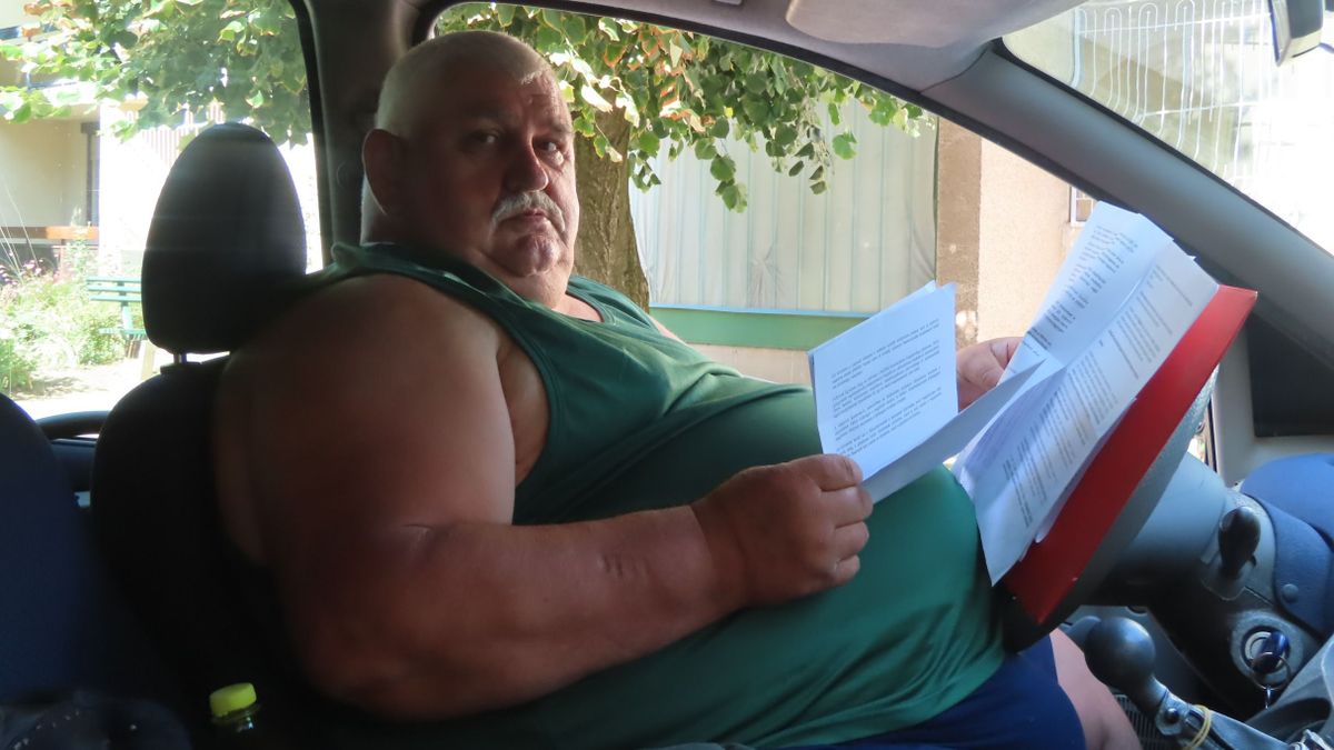 A mentők a tűzoltók segítségét kérték, hogy Lászlót be tudják tenni a mentőbe