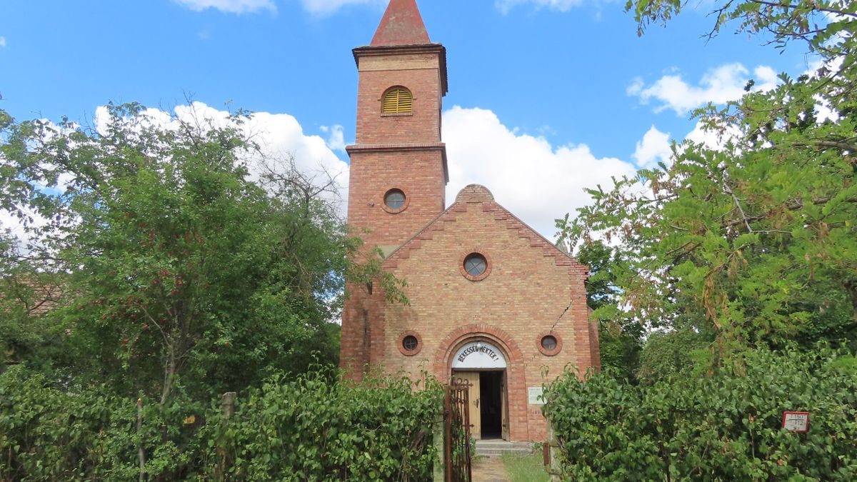 A nagymágocsi önkormányzat ajándékba kapott egy templomot, aminek a mennyezetét már csak a Jóisten tartja – galériával, videóval