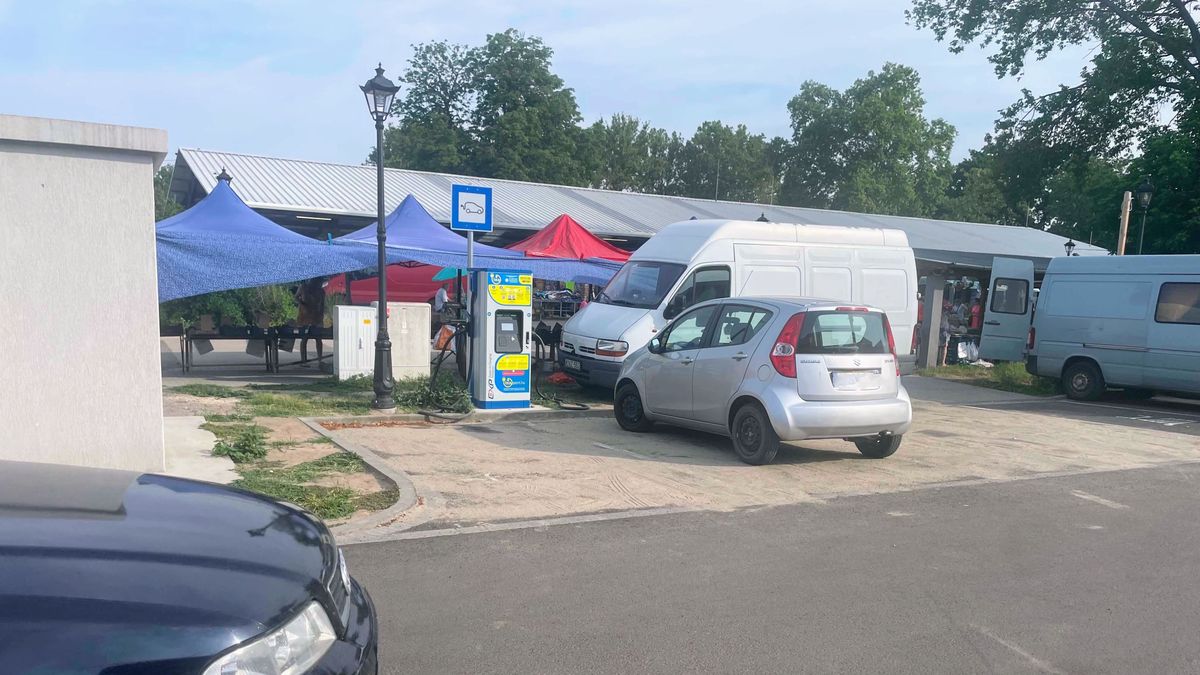Felháborodtak a villanyautósok: benzinesek állják el a töltőt Sándorfalván – megszólalt a polgármester