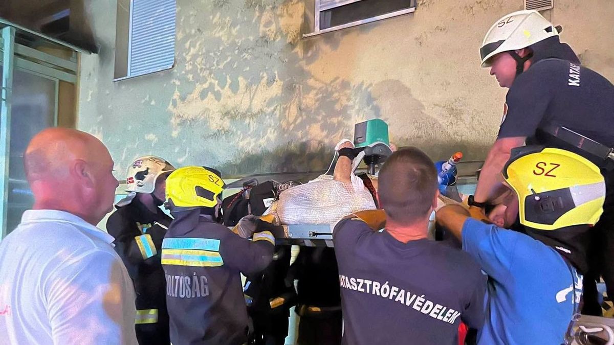 Újraélesztették a szegedi nőt, majd az ablakon át kellett kimenteni a 4. emeletről