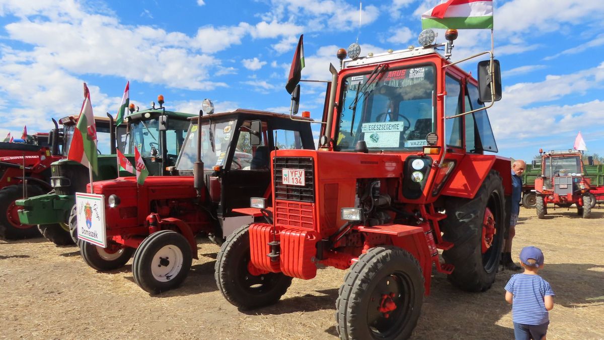 Dübörgő gépcsodák lepték el Szentest, 200 traktor vonult fel + fotók, videó