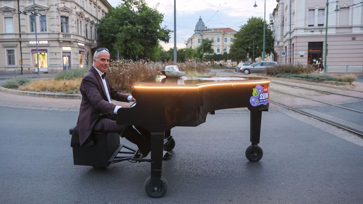 Elképesztő jármű gurult át Szegeden – este már a SZIN-en körözött vele Mr. Piano + fotók, videó
