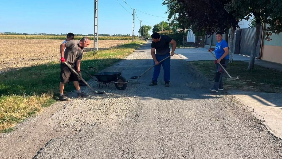 Lapátot ragadtak a marosleleiek, hogy gyorsabban eltűnjenek a kátyúk