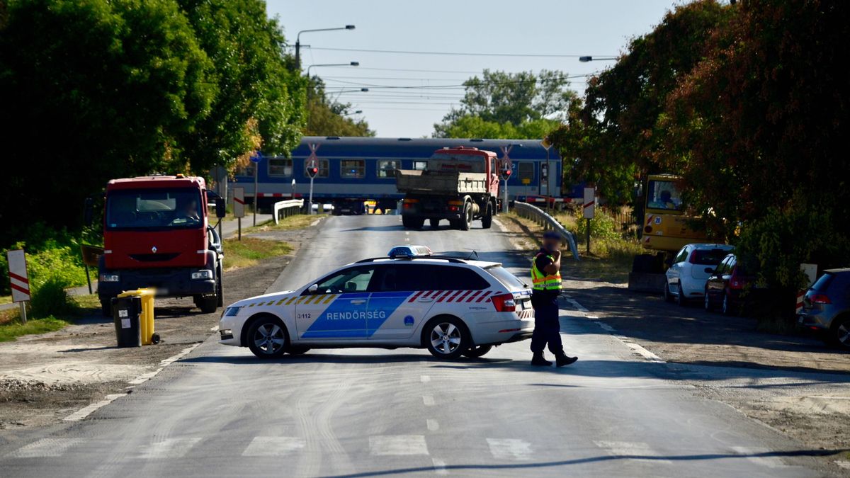 Gázolt a vonat a Szabadkai úton, szirénázva vitték el a sérültet – galériával