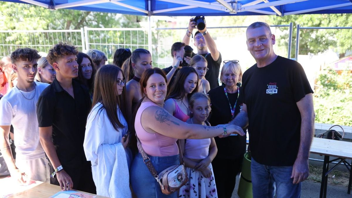 A polgármester tette fel az első karszalagot, megnyílt a SZIN + fotók, videó
